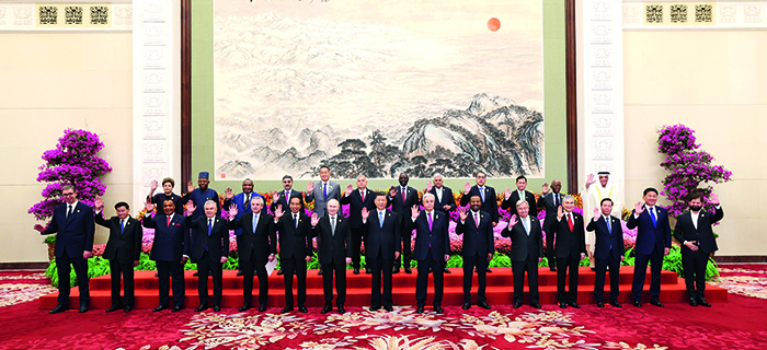 封面：习近平同出席第三届“一带一路”国际合作高峰论坛的国际贵宾集体合影 